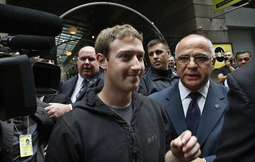 Facebook破发 上市第二日股价大跌11% Facebook破发 上市第二日股价大跌11%