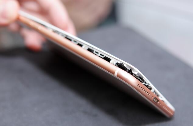 日本爆炸.jpeg iphone8”十连裂” 或因电路安全线路出问题