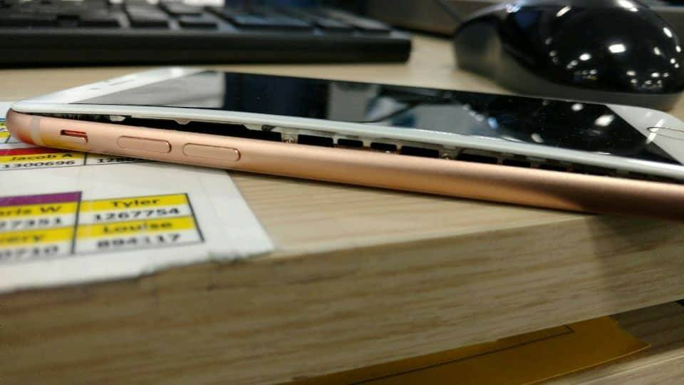 iphone8爆炸.jpg iphone8”十连裂” 或因电路安全线路出问题