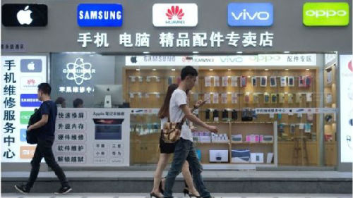 英媒:中国智能手机市场结束8年增长首次下滑